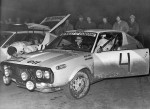 Serwis fabryczny Renault-Sport używał identycznego auta (R-17 Gordini) jak zawodnicy. Nachylony nad przednim zawieszeniem - złota rączka - Christian Pouchelon, współtwórca wielu sukcesów ekipy rajdowej, a potem F1 Renault; fot. Bernard Landon